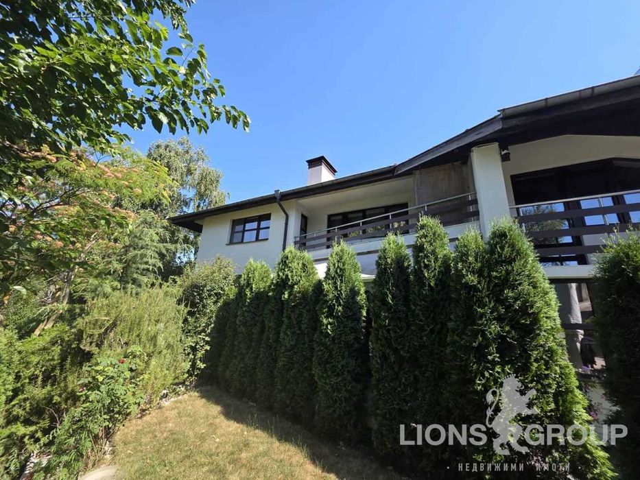 Къща в кв. Изгрев с 1394 кв.м двор