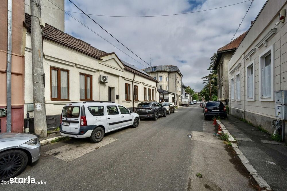 In Cartierul Evreiesc, casa 3 camere pivnita si mansarda open space.