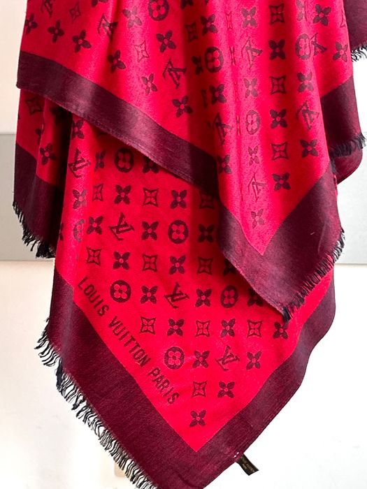 Красив шармантен шал Louis Vuitton