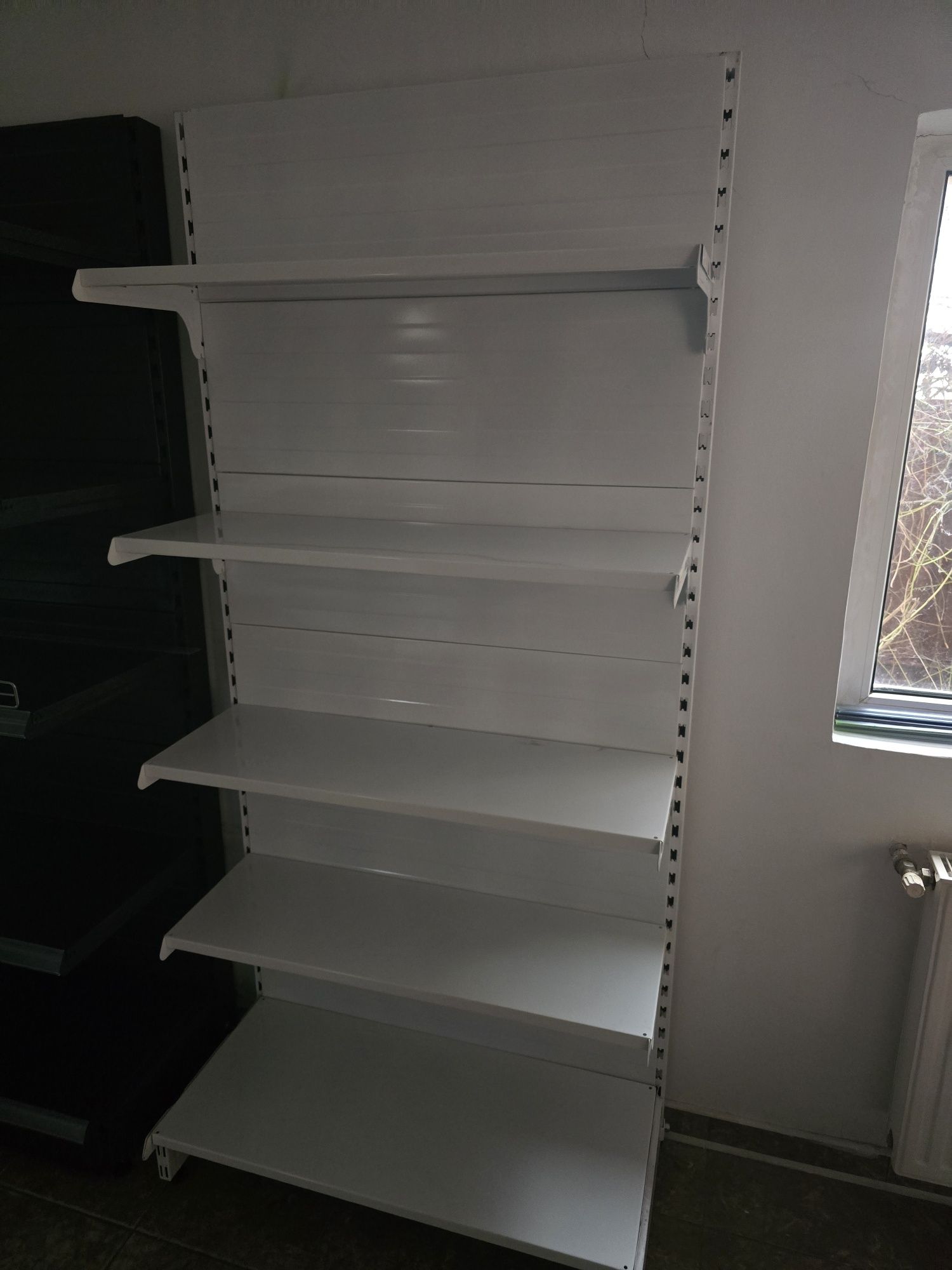 Lichidare stoc rafturi magazin noi