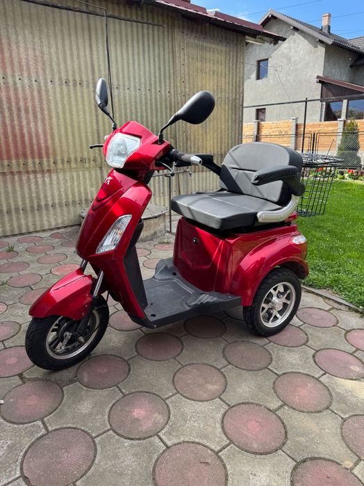 Scuter electric triciclu