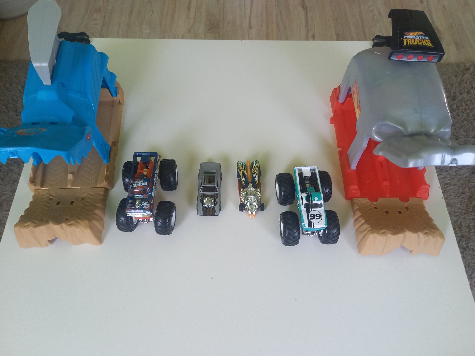 Monster trucks hot wheels гараж писта изстрелвачка 2 броя