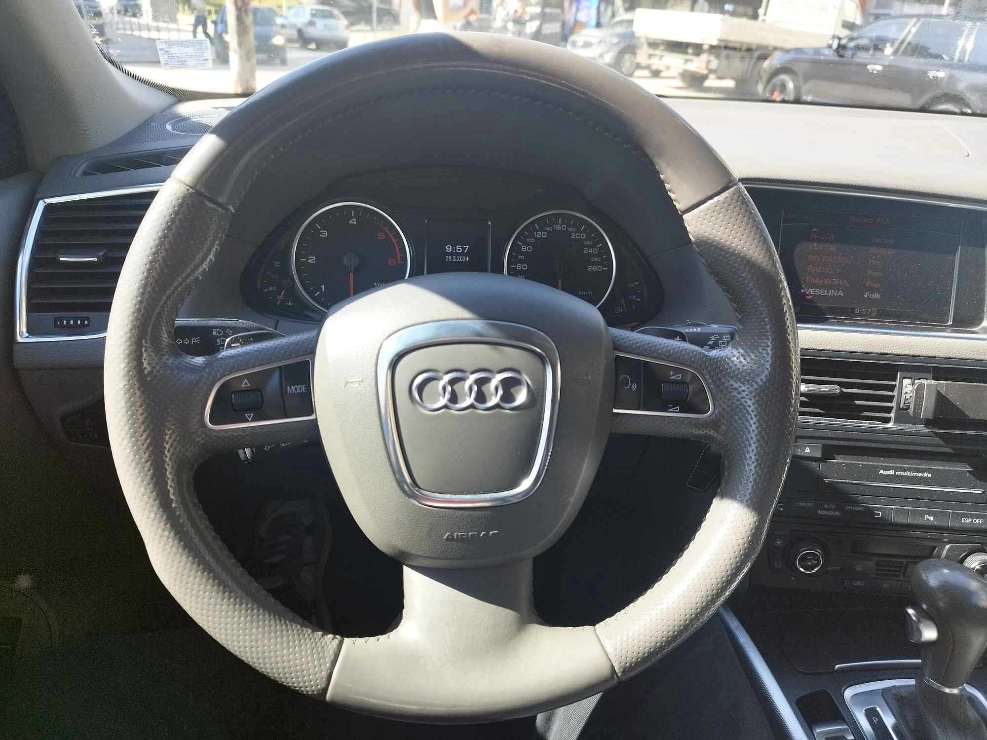 Джип Audi Q5 черен дистроник