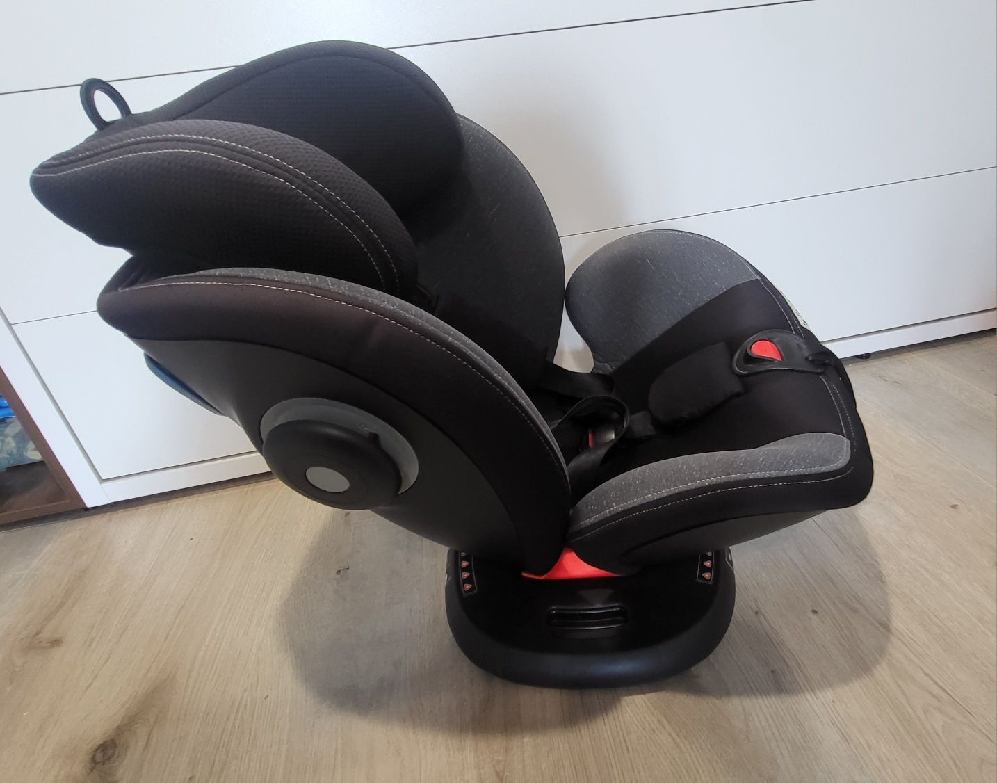 Vand scaun auto Chicco rotativ 360 , de la 0 la 36 kg!
Poziție de somn