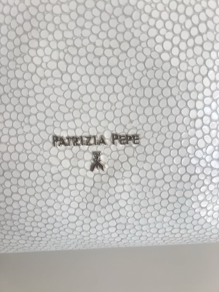 Patrizia Pepe чанта от естестврна кожа с рекламация