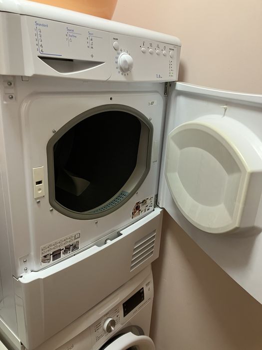 Продавам работеща сушилня Indesid