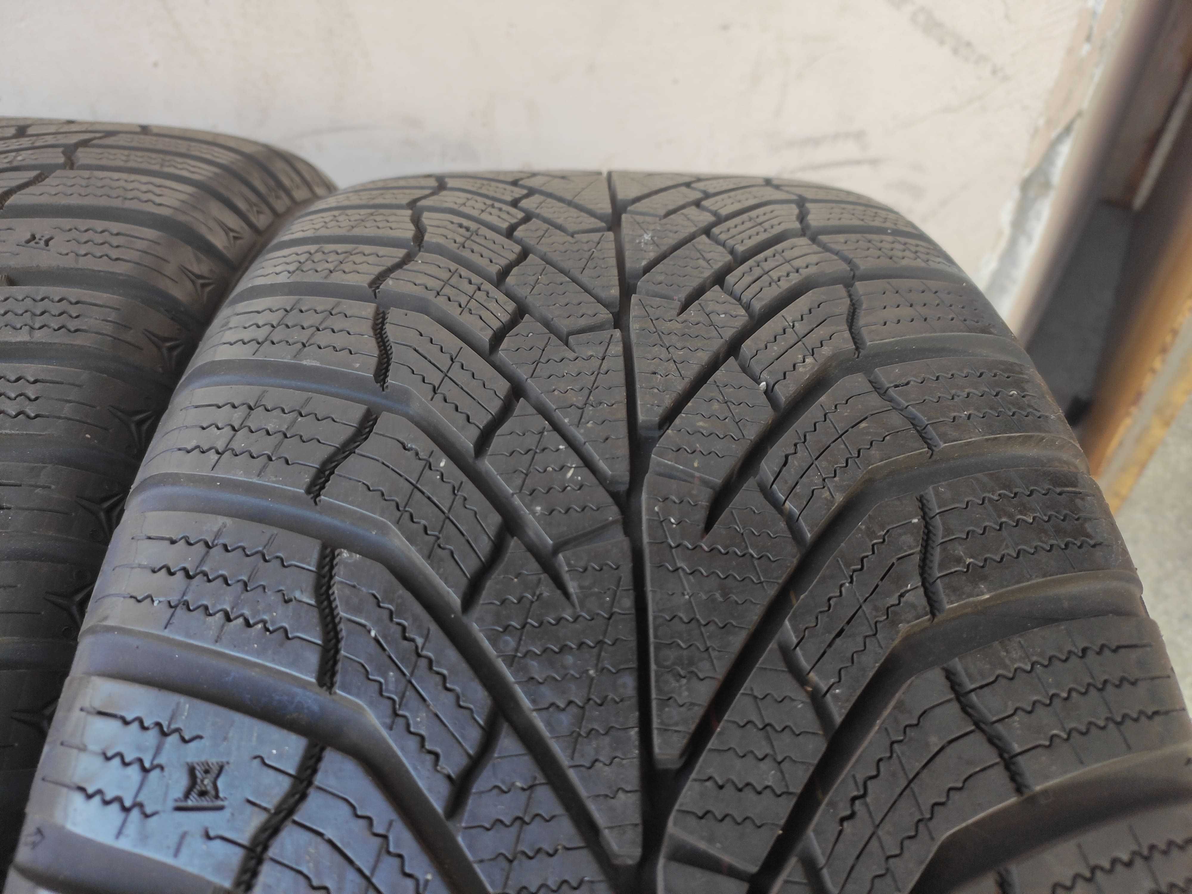 4БР. НОВИ Зимни Гуми KUMHO WinterCraft WP52 235/45/18 98V XL