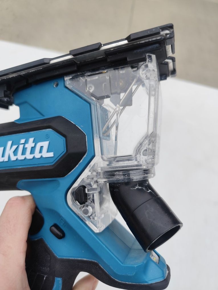 Акумулаторен прободен трион за гипсокартон Макита Makita DSD180 + 5Ah