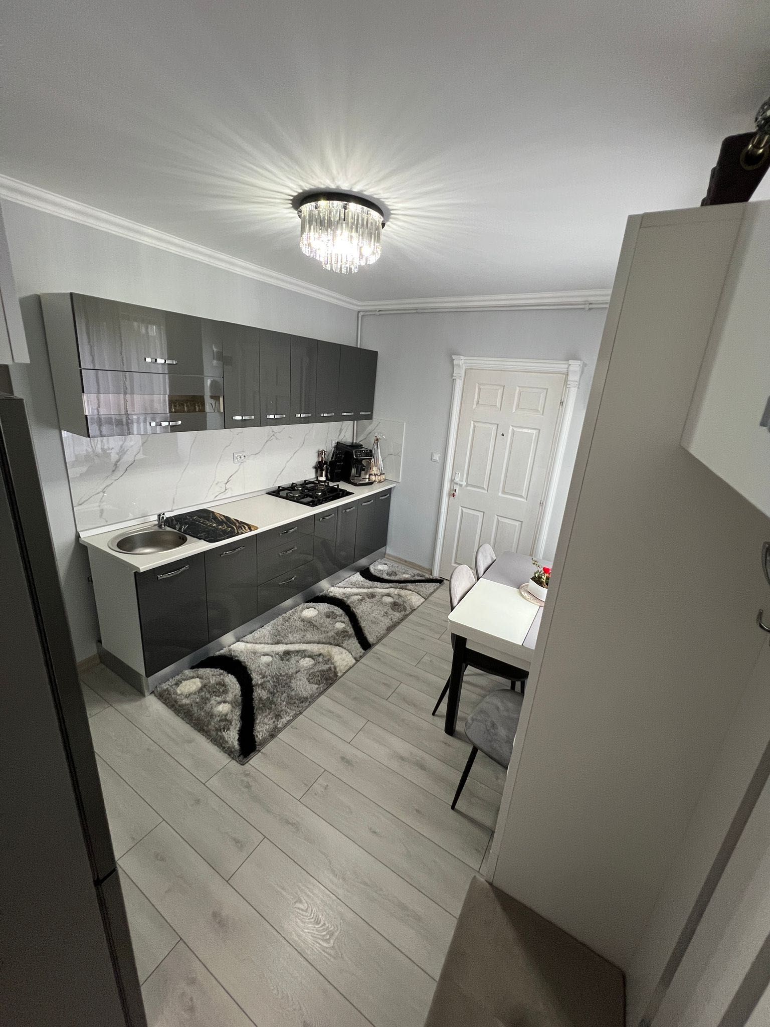 Apartament la casă complet nou și modern mobilat