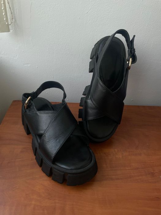 Vând sandale din piele