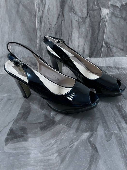 Продаются лакированные босоножки на каблуке