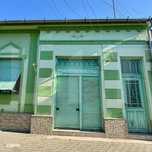Casa de vanzare in centrul Pancota cu magazin si dependinte.