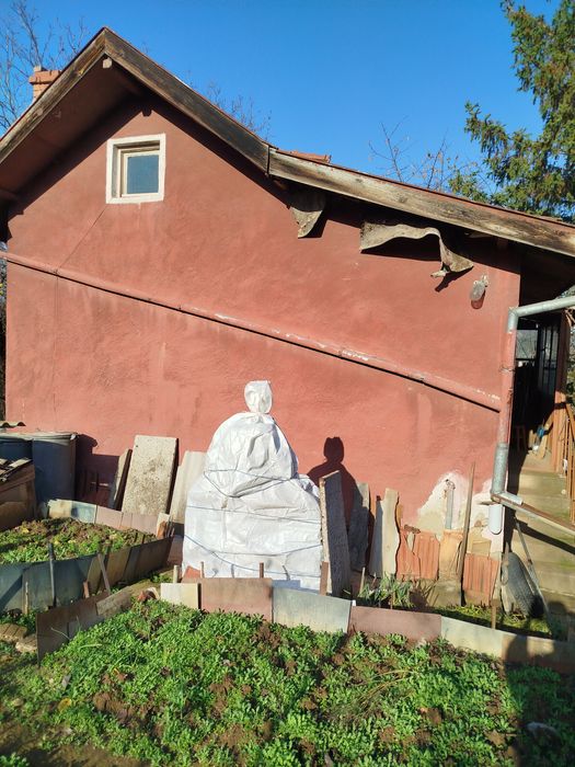 Двуетажна вила с двор