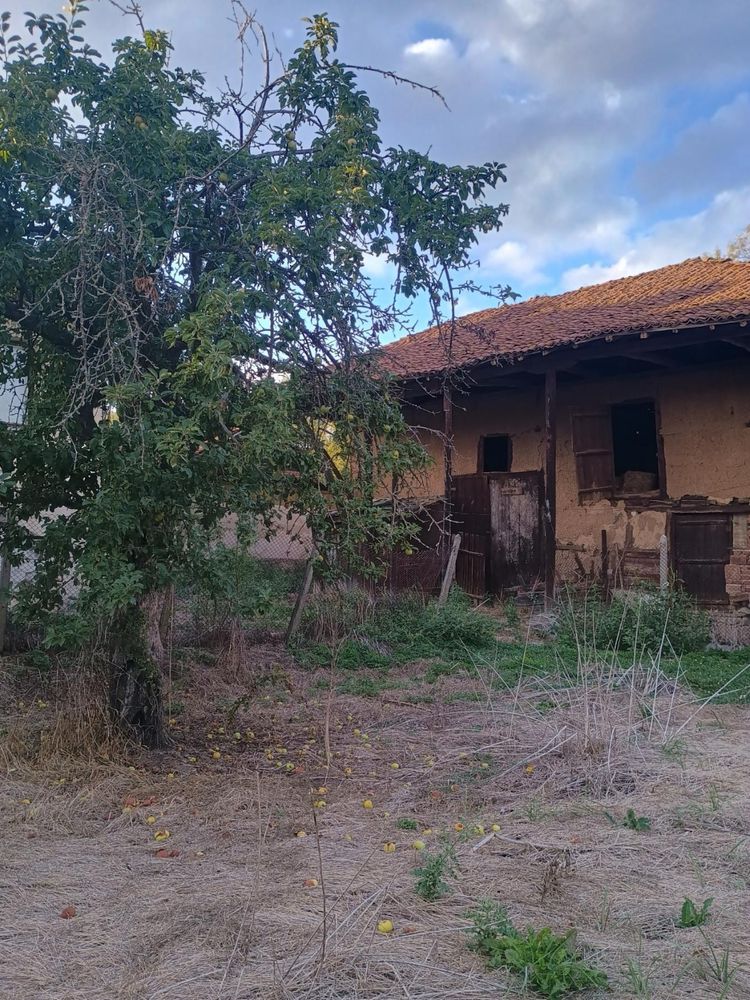 Продавам къща с двор