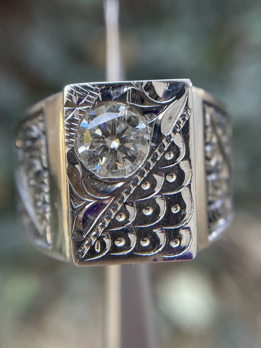 Масивен сребърен пръстен с Мойсанит