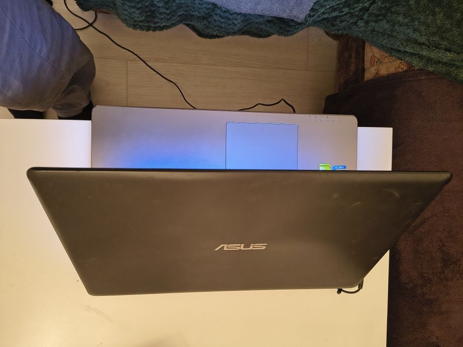 Laptop ASUS i3 , hard SSD 238 GB, 8GB RAM, win 10 pro licență