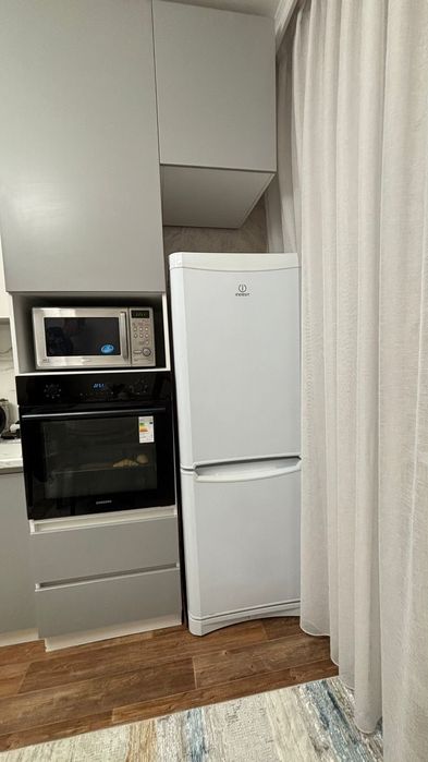 Продам холодильник Indesit