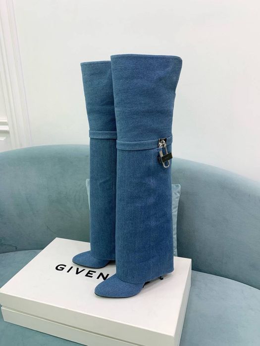 Ботуши различен бранд