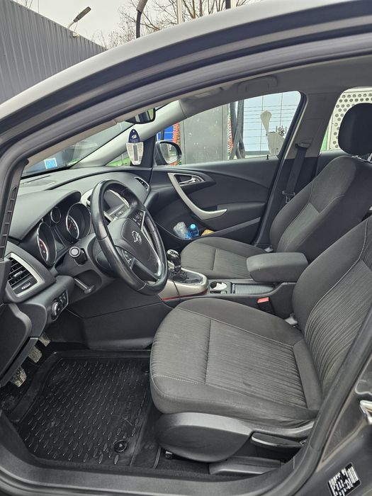 Opel Astra J • 1.6 benzina aspirat • 2011