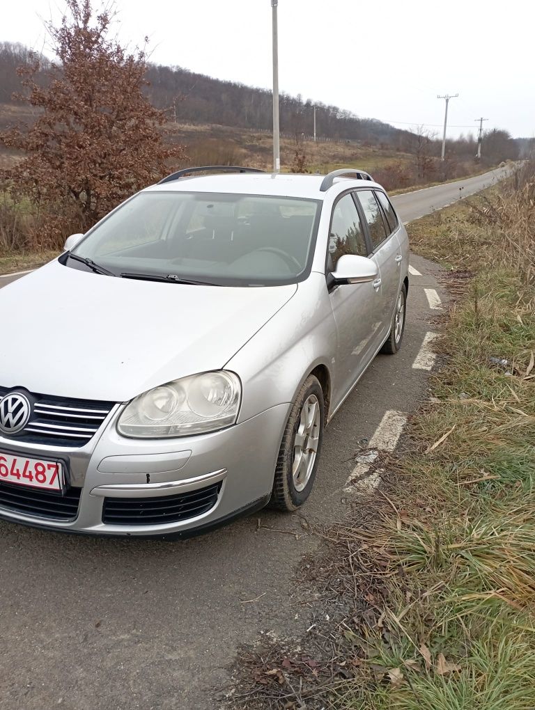 Vând sau schimb golf 5