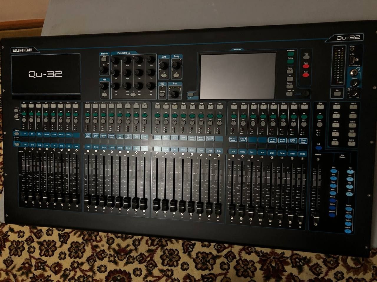 Allen & heath Qu 32 sifrovoy pult sotiladi