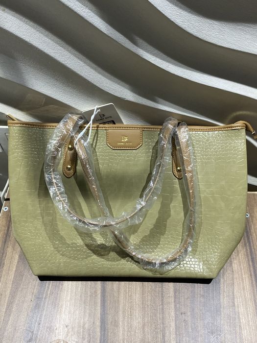 Элегантная сумка в оттенке оливы с тиснением под кожу.