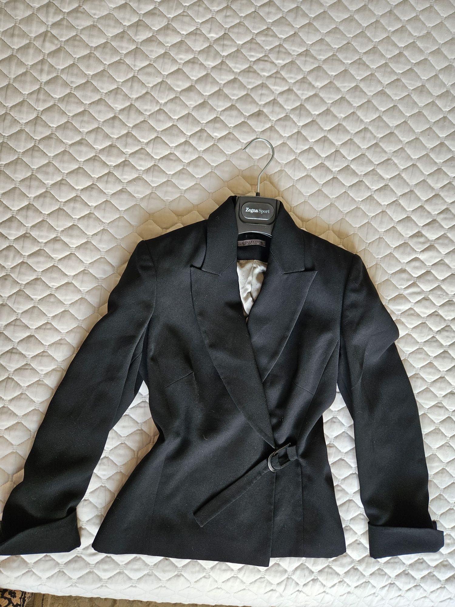 Blazer negru M cambrat cu o catarama model.