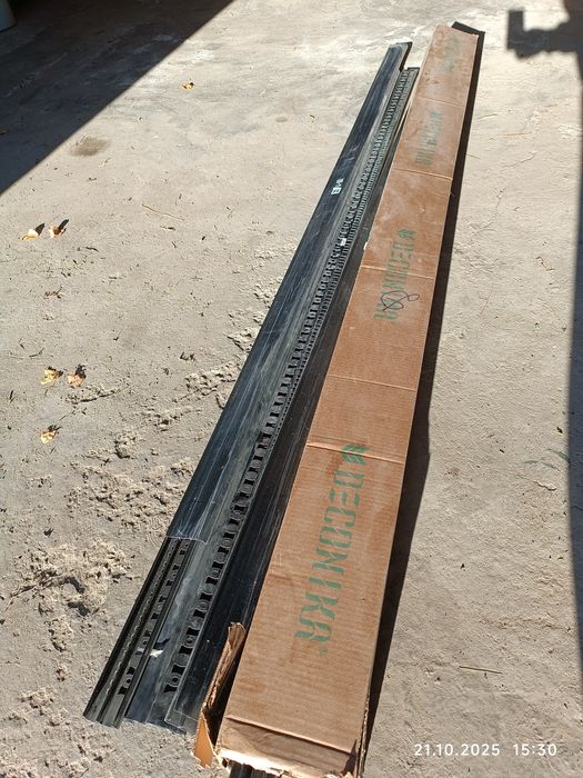 Продам плинтус темный Деконика (Россия),размер 2.2×0.7