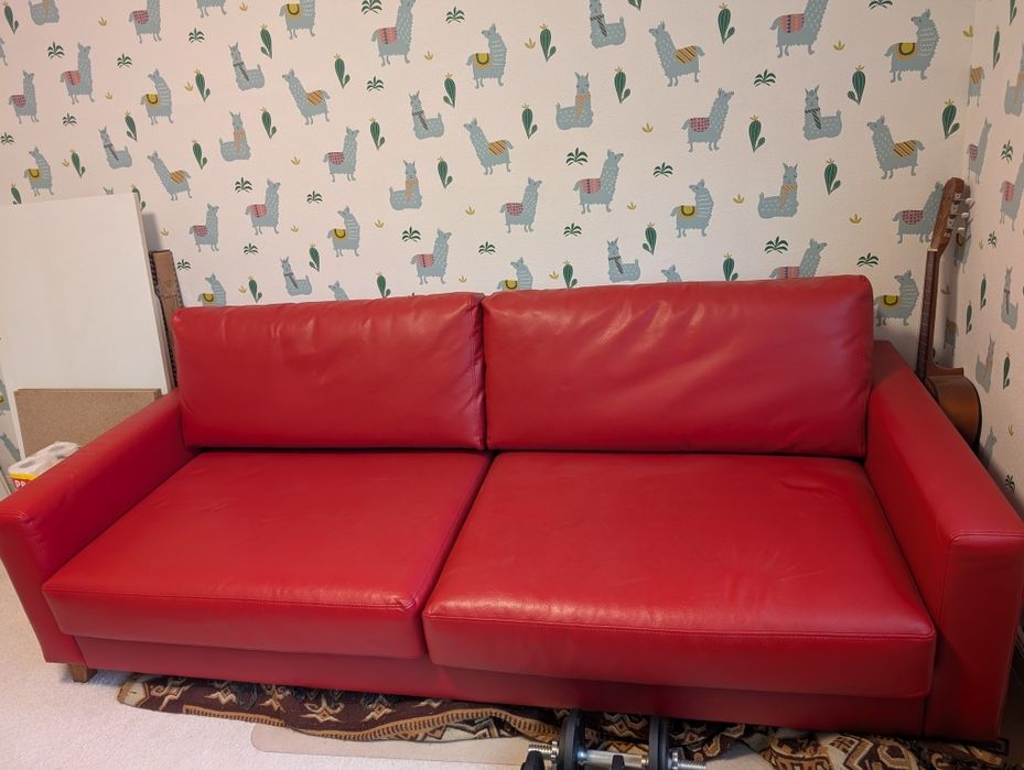 Червен диван от изкуствена кожа