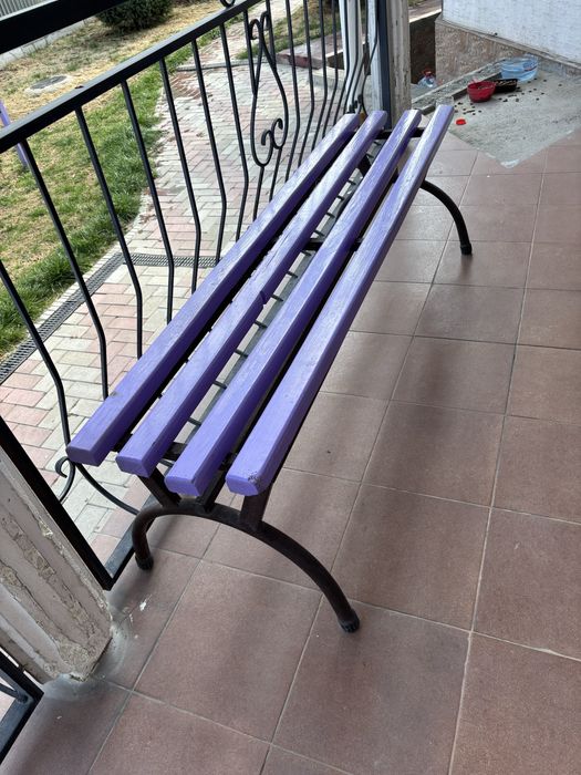 Две скамейки в очень хорошем состоянии