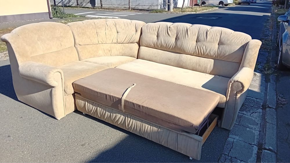 Coltar extensibil cu loc pentru haine