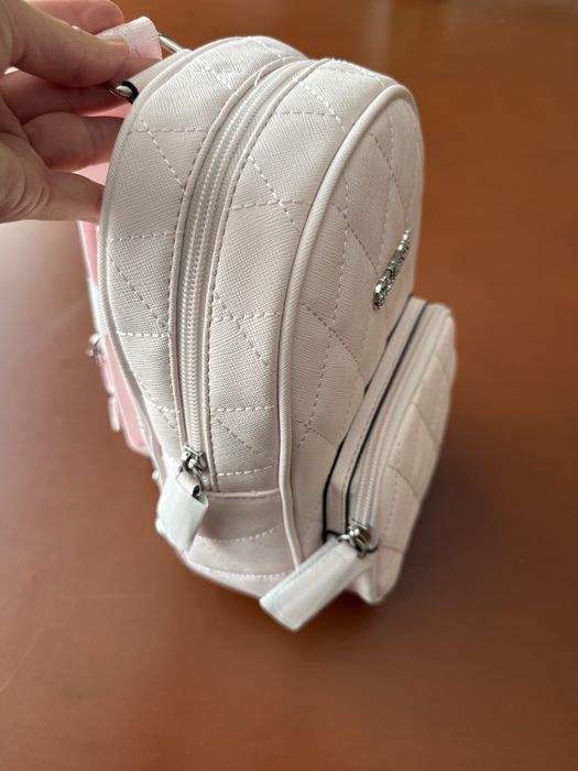 Нова, оригинална раница Guess