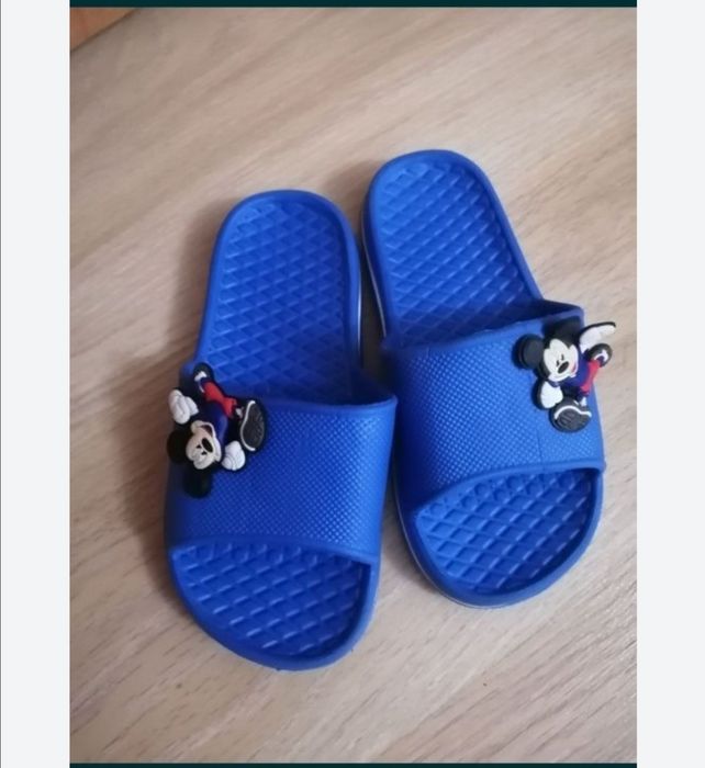 Резиновые шлепанцы и плавки