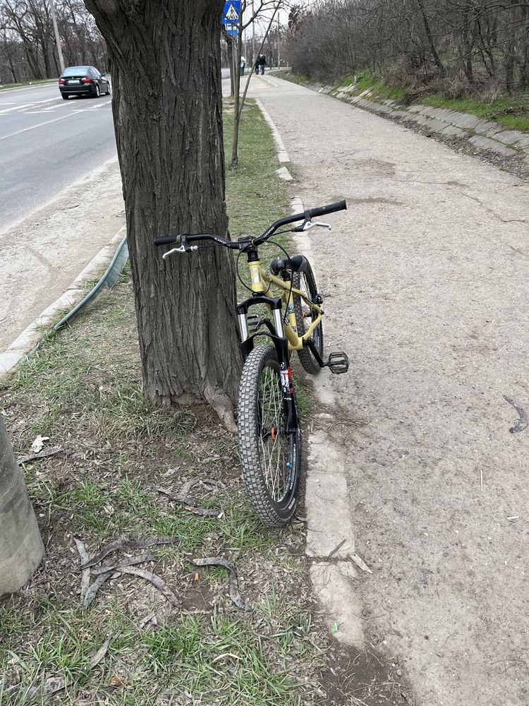 Vând bicicletă dirt bike jumper