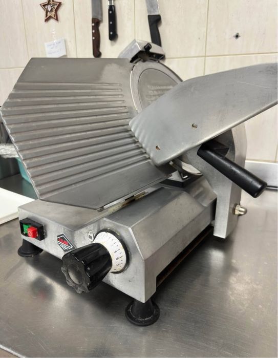 Продавам колбасорезачка 30 см диаметър на ножа