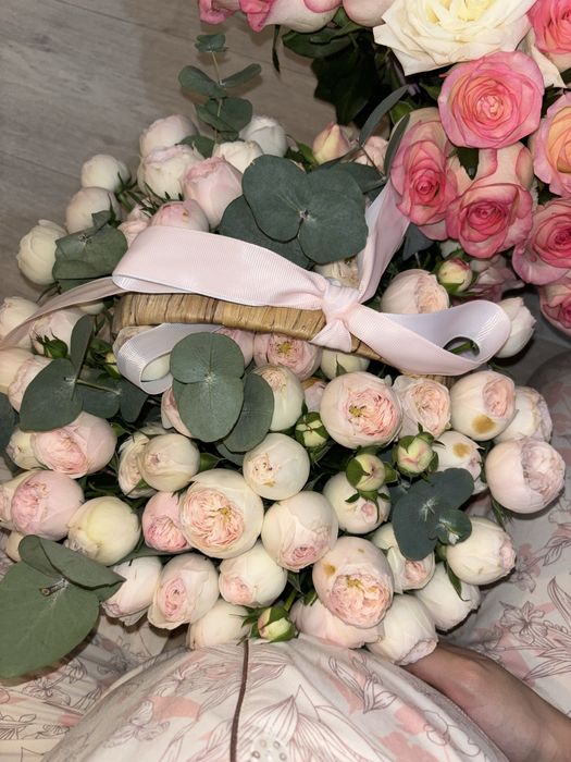 Пионовидные цветы в корзине