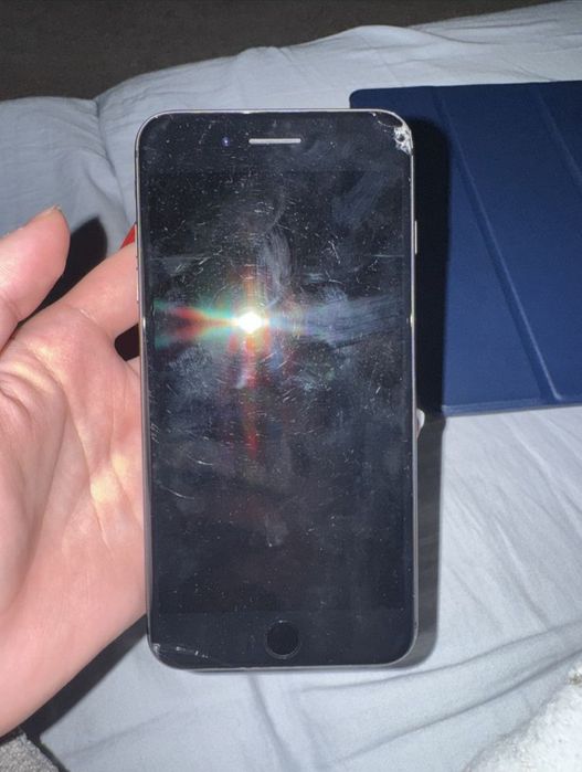 IPHONE 8+ разбит,работает хорошо.