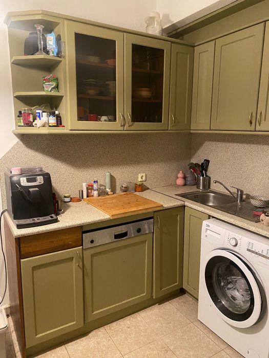 Кухня - дърво - фурна и вграден хладилник