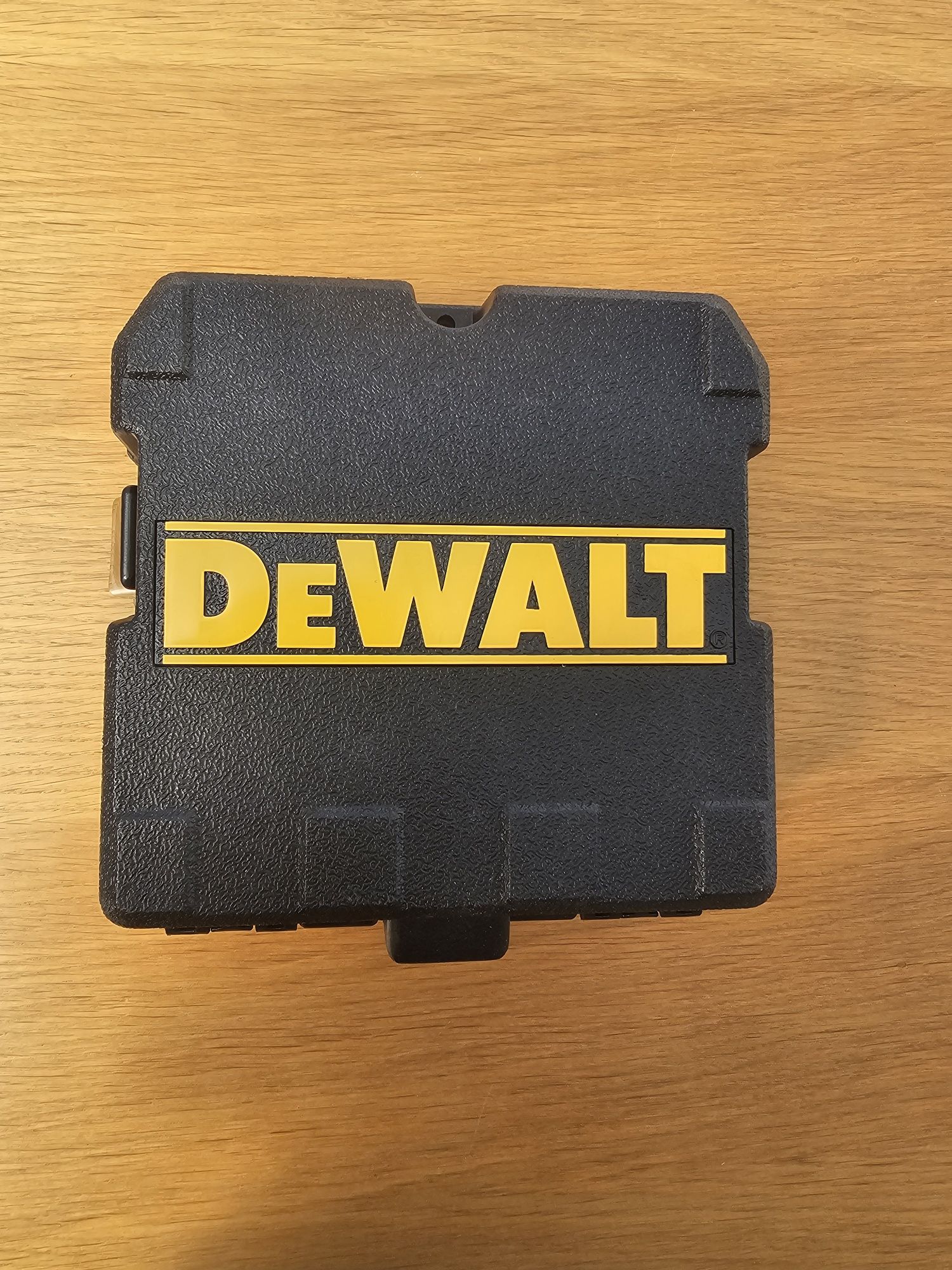 Куфар за лазер Деволт,Dewalt със щипка