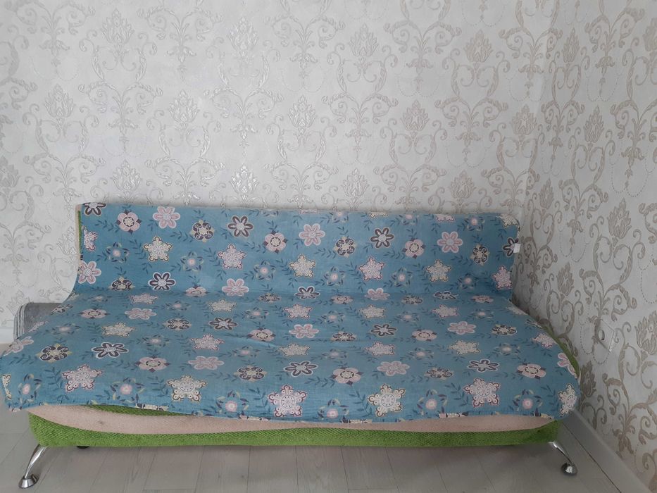 Раковин из кирамики и зеркало