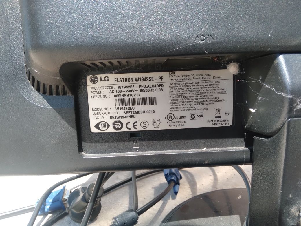 LG monitor sotiladi holati yaxshi tiniq ekran 60ghz srochna
