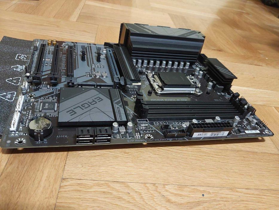 AMD Ryzen 7 9800X3D + Gigabyte B650 Eagle AX Wi-Fi