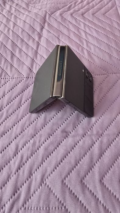 SAMSUNG Galaxy Z flip 4