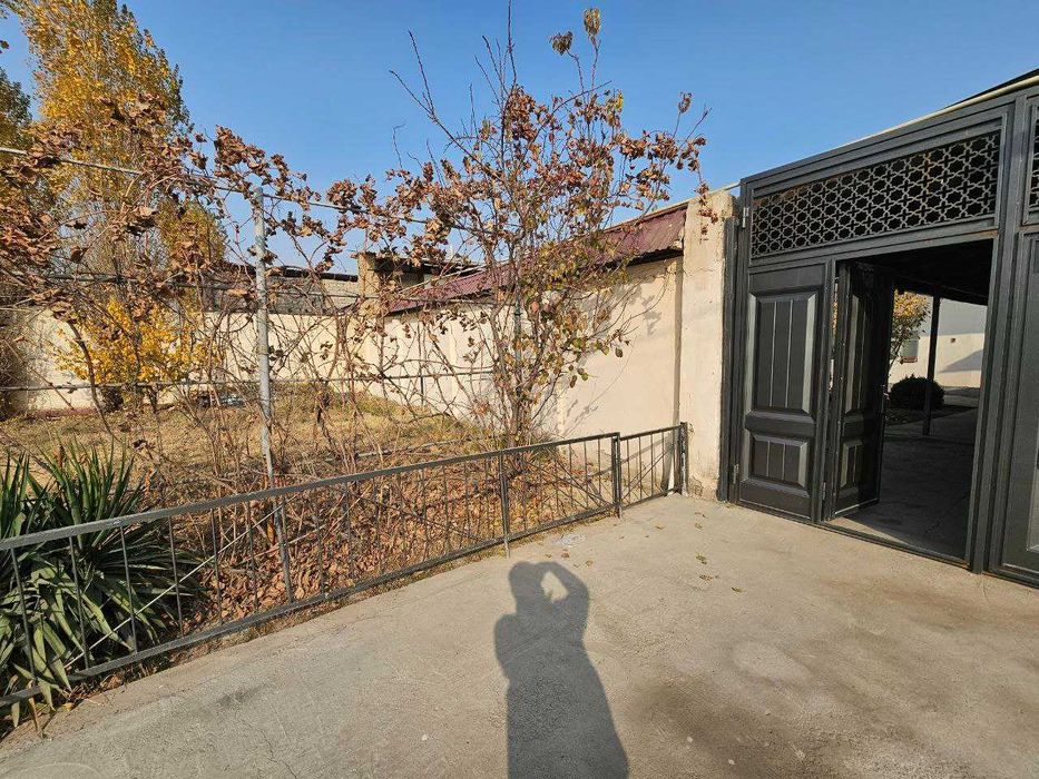 Sergeli ,Sputnik 16. 3,6 sotix maydondagi  6 xonali ajoyib uy sotaman.