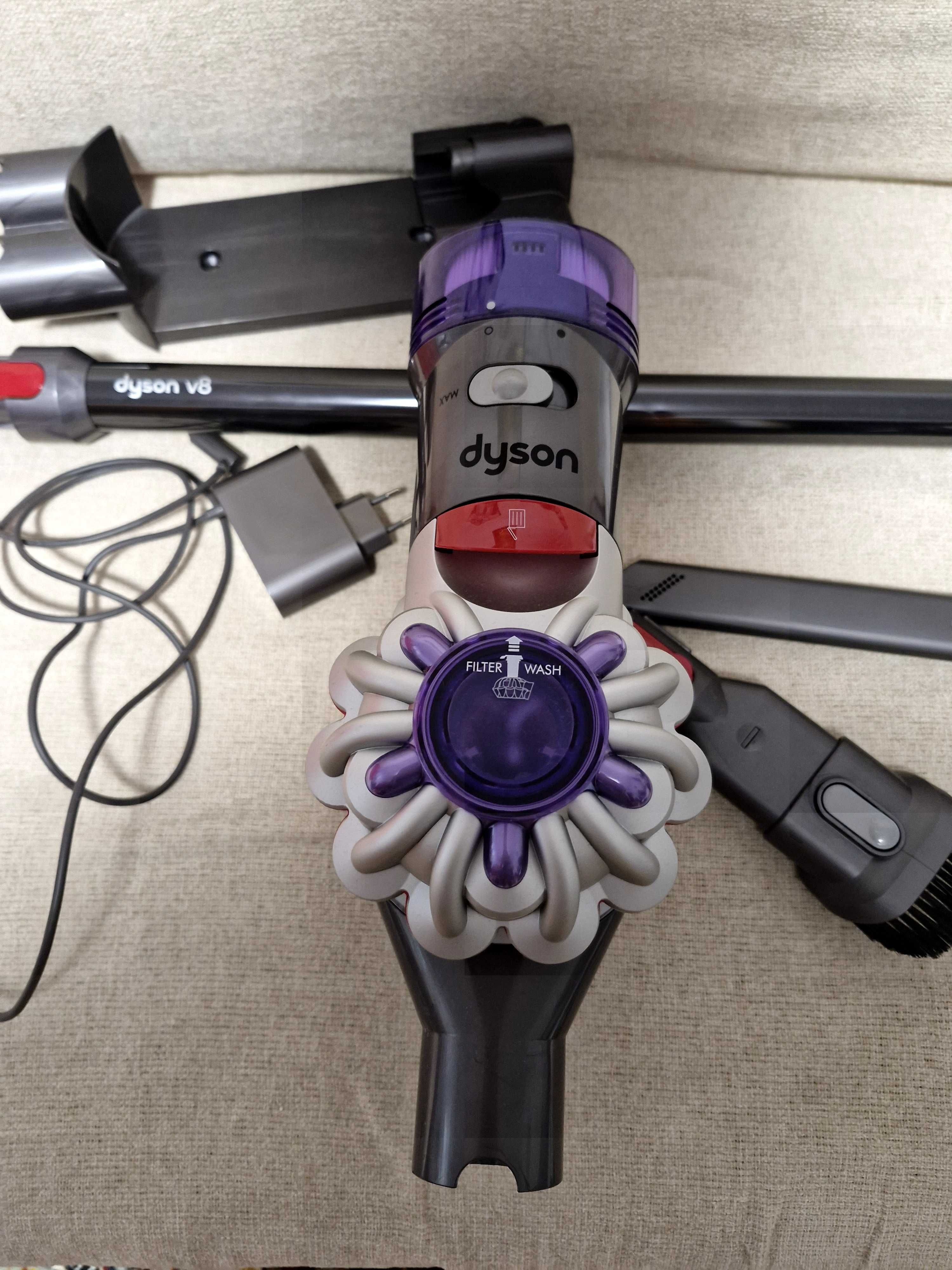 Aspirator Dyson V8