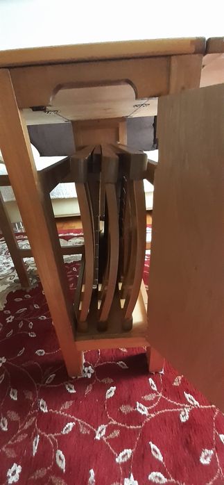 Masă extensibilă si 4 scaune