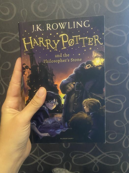 Продам книгу Harry Potter and philosopher’s stone