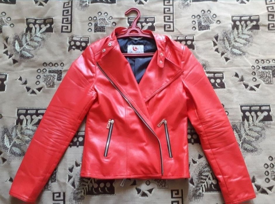 Продам яркую куртку