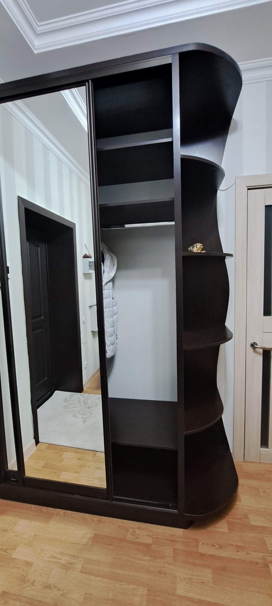 Шкаф купе чёрного цвета 160х250х55