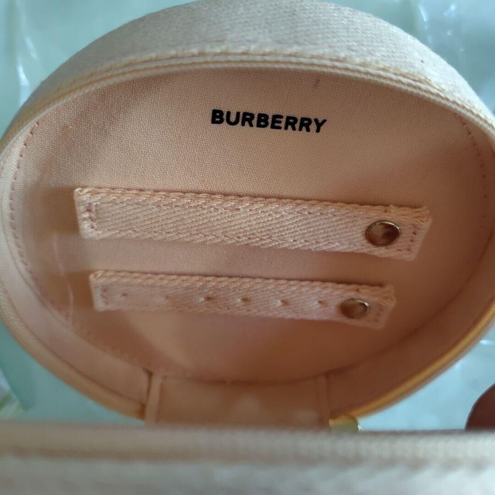 Несесер за гримове на Burberry.